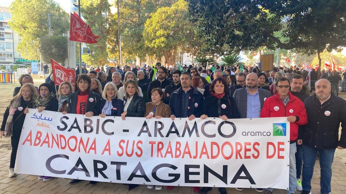 Miles de personas se manifiestan contra el cierre de Sabic en Cartagena