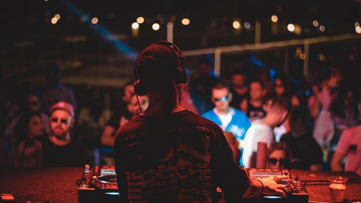 El equipo del DJ que actuó en Nueva Carteya afirma que paró el 'show' al escuchar cánticos contra Sánchez