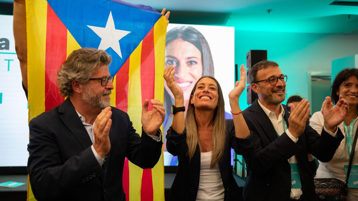 La candidata número 1 de Junts por Barcelona al Congreso de los Diputados, Míriam Nogueras (c), y el vicepresidente y portavoz de Junts, Josep Rius (d), durante el seguimiento de la jornada electoral de los comicios generales en el hotel Barceló Sants, a