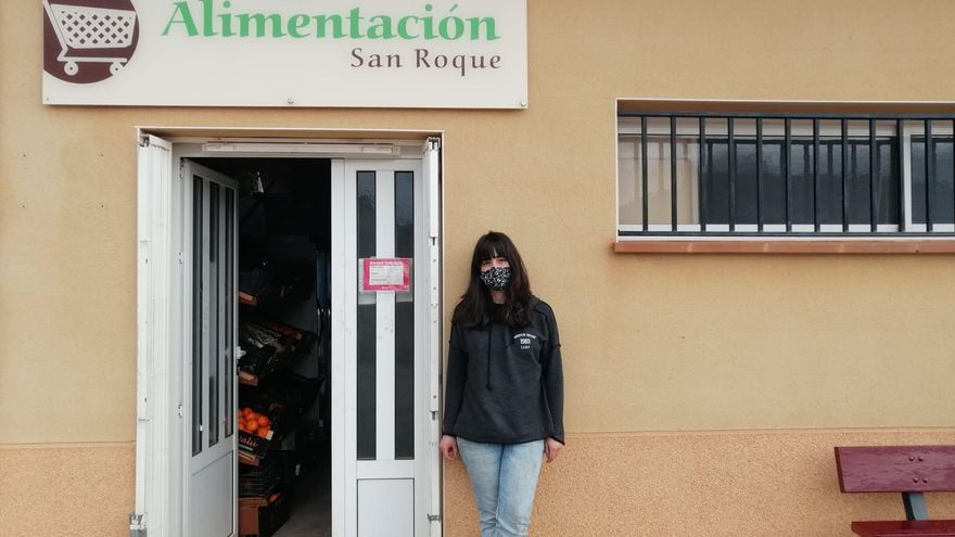 Laura Gimeno en el multiservicio de Galve, que regenta desde junio