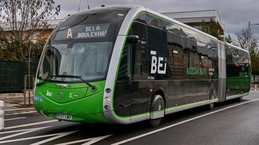 Denuncian que Vitoria ha usado hasta en 50 ocasiones en un mes autobuses diésel en la línea exclusiva del eléctrico