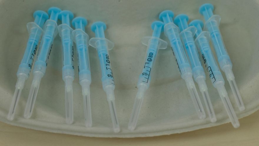 Detalle varias dosis de la vacuna contra la covid. EFE/Chema Moya/Archivo