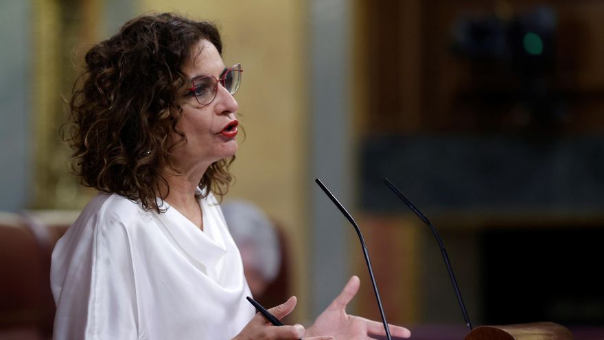La ministra de Hacienda, María Jesús Montero, interviene en el pleno, este jueves, en el Congreso de los Diputados. EFE/Mariscal