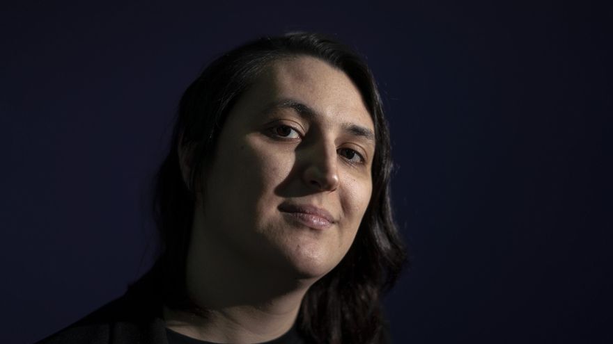 Sandra vive en Móstoles con sus padres, toca el saxofón y busca empleo como realizadora audiovisual.