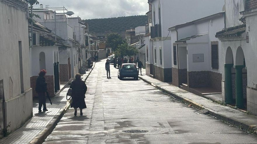 Desalojo de vehículos en la calle de La Barca en Alcolea.