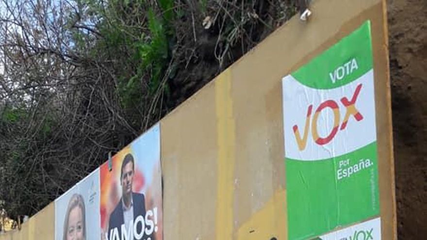 Francisco Hernández, empapelando carteles publicitarios de VOX en Tenerife