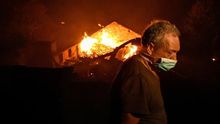 Un hombre lucha contra las llamas en un incendio forestal declarado en Adica, Tondela (Portugal). EFE