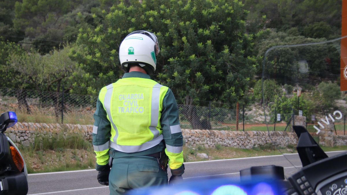 Un agente de la Guardia Civil de Tráfico, en una imagen de archivo.