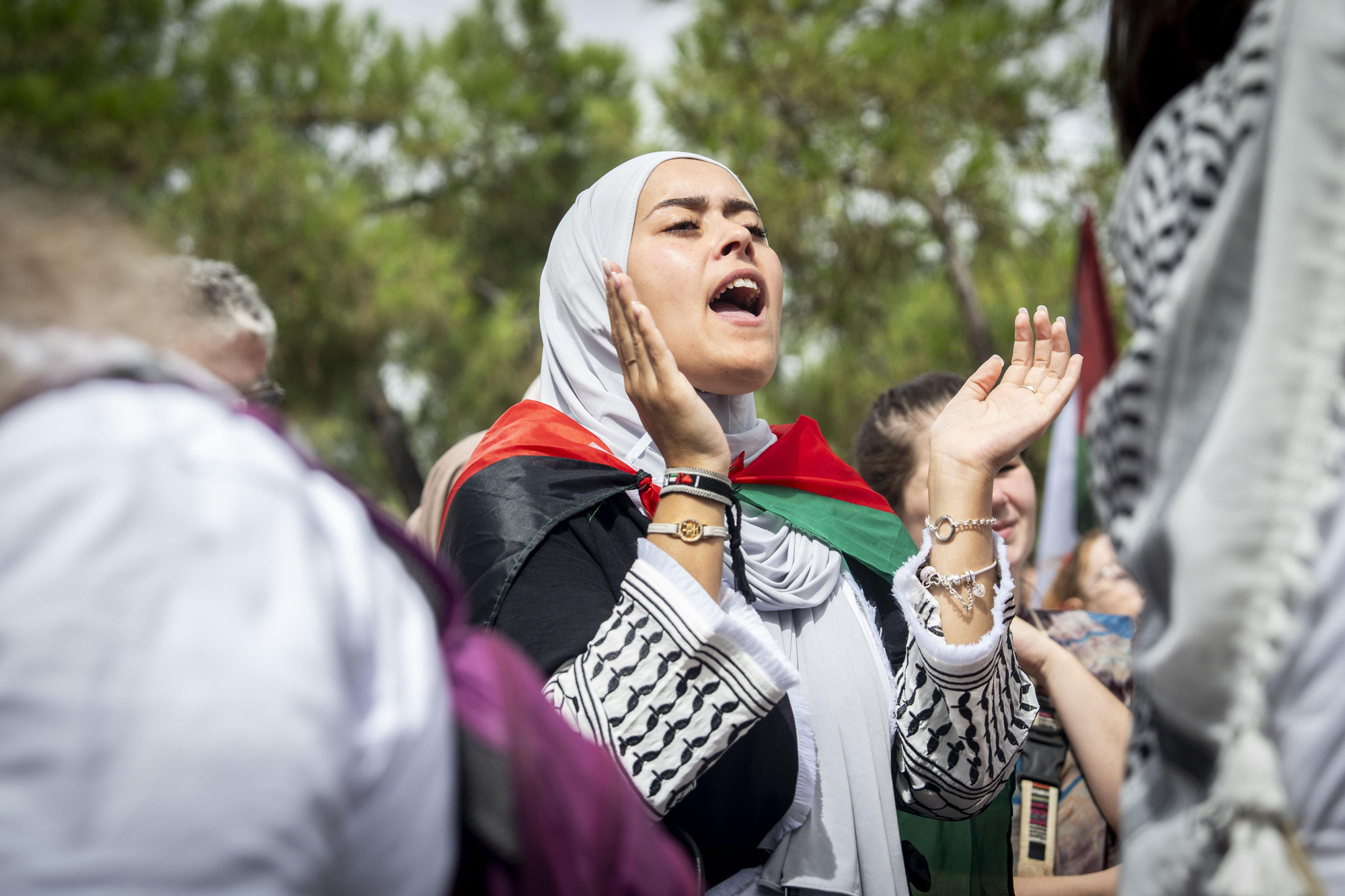 Cientos de personas llenan las orillas de Madrid Río en solidaridad con Gaza y para apoyar a la Global Sumud Flotilla