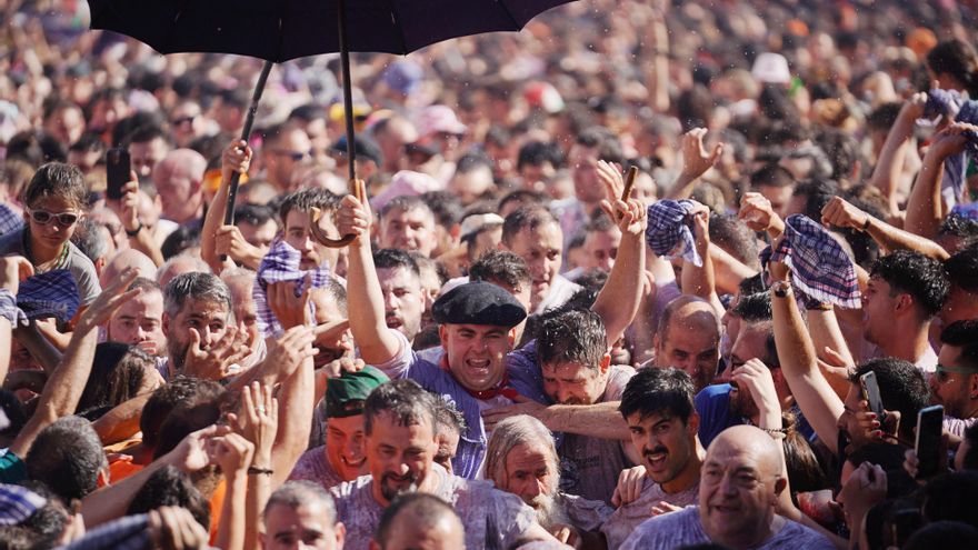 Vitoria estrena un nuevo Celedón, el quinto de la historia, y descorcha las fiestas de La Blanca hasta el 9 de agosto