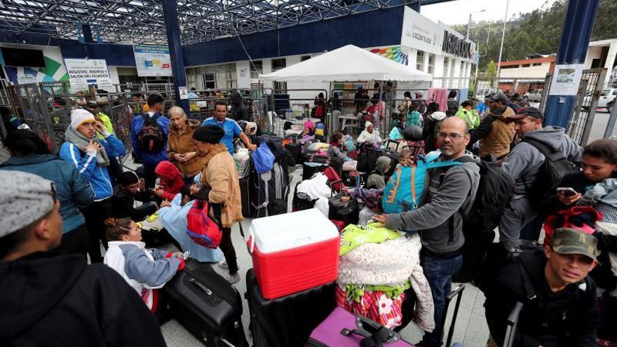 Inmigrantes venezolanos se agolpan en la frontera de Ecuador para llegar a Perú