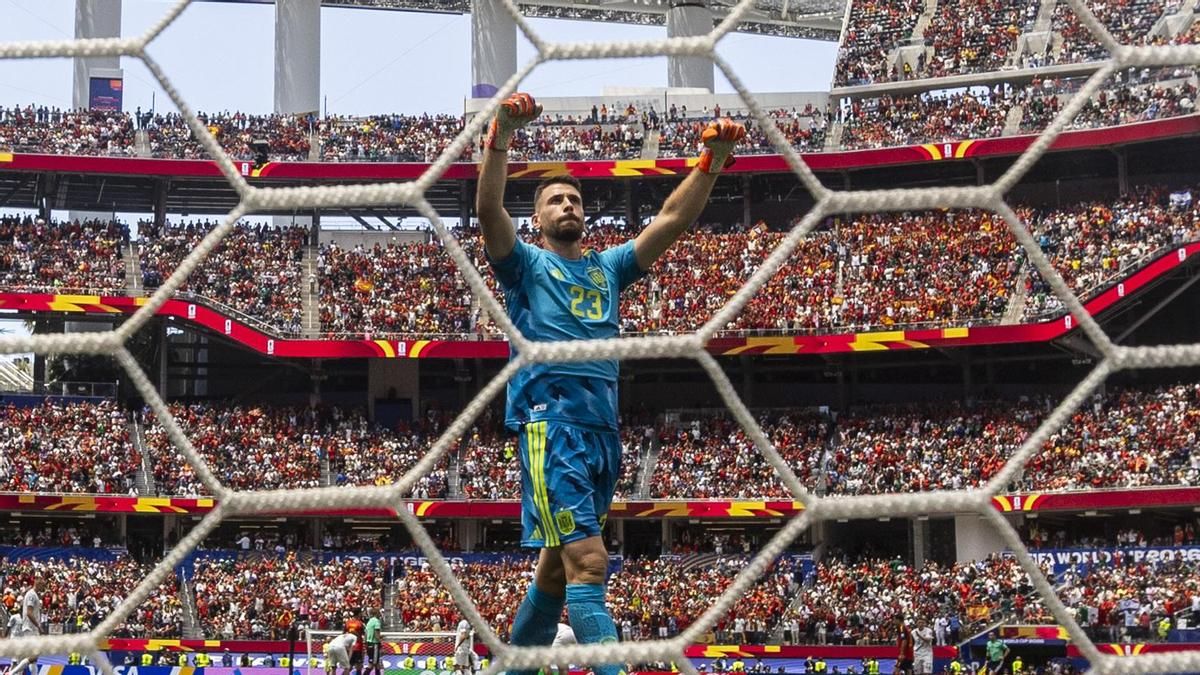 El portero de la selección española, Unai Simón, celebra la victoria contra Austria este jueves en el Mundial.