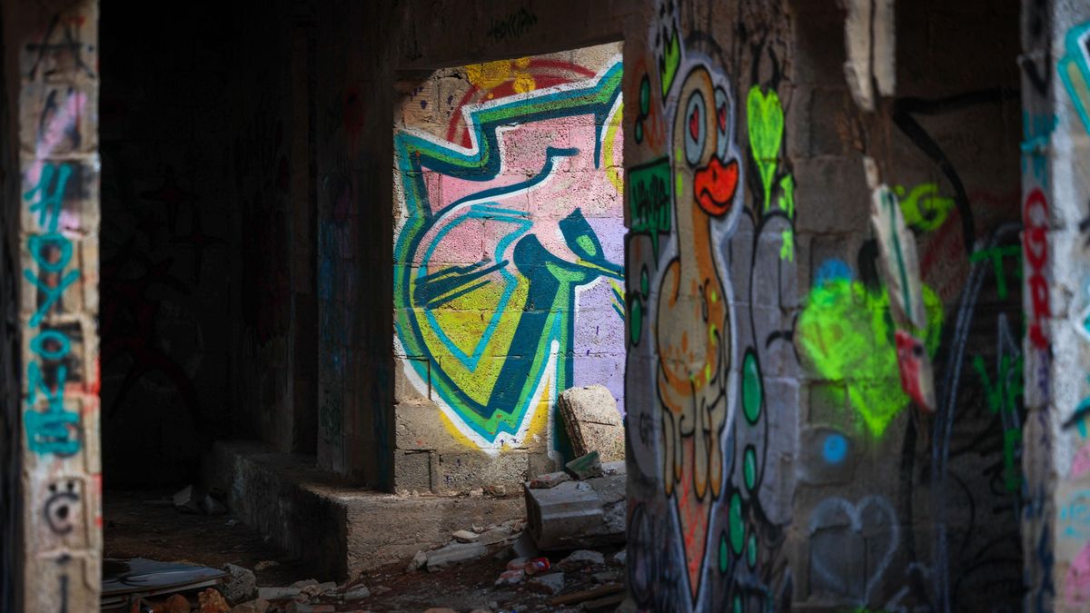 El interior de la estructura abandonada es una galería de arte urbano al aire libre