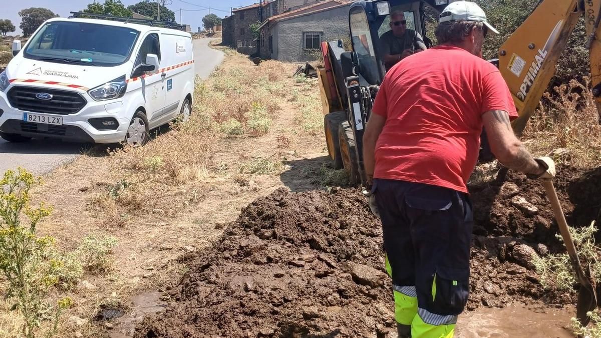 Redes de agua e infraestructuras eléctricas averiadas: solo una parte del rastro del incendio de La Mierla
