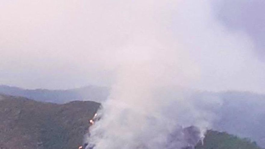 Extremadura pide al Gobierno el envío de más efectivos de la UME para combatir el incendio más grande del año en la región