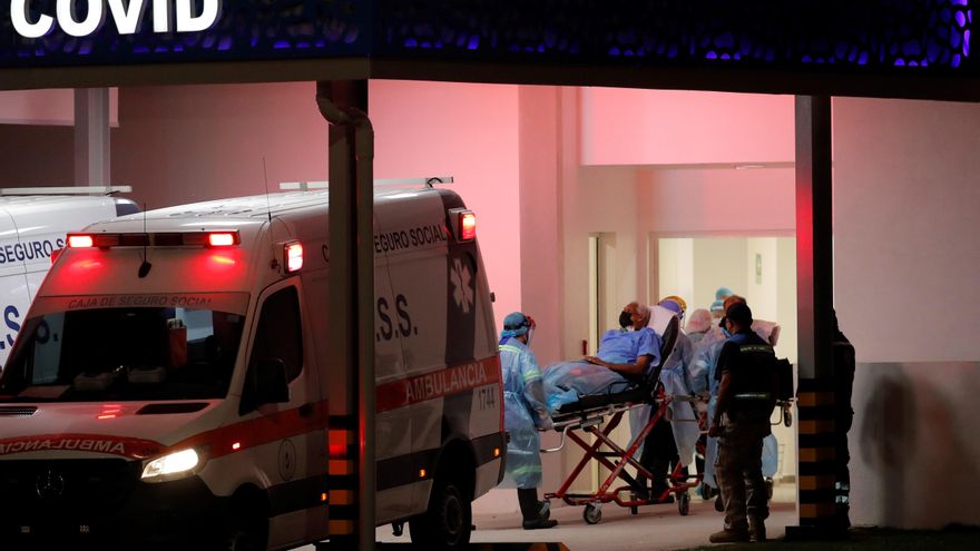 Ambulancias trasladan a un paciente enfermo con la covid-19 al Hospital COVID, en la 'Ciudad de la Salud' en ciudad de Panamá (Panamá). EFE/Bienvenido Velasco/Archivo