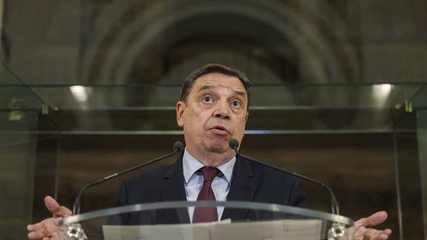 El ministro de Agricultura, Pesca y Alimentación, Luis Planas, en rueda de prensa para explicar el jueves las 18 medidas que ha presentado a las organizaciones agrarias. EFE/ Kiko Huesca