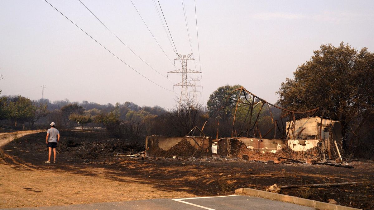 Un edificio quemado en el incendio de Las Médulas.