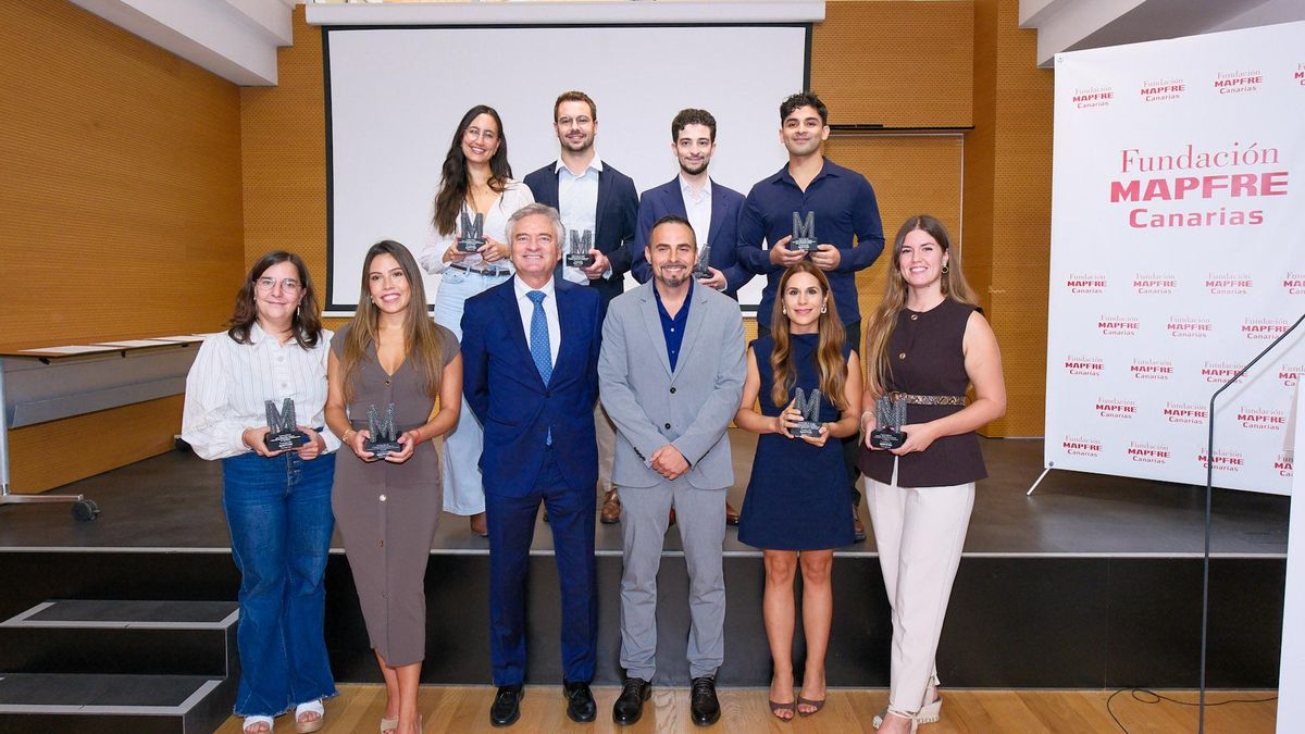El director del SCS, Adasat Goya, y el presidente de la Fundación Mapfre Canarias, Ignacio Baeza, entregaron los reconocimientos que la entidad concede cada año a lo médicos internos residentes (MIR) más destacados de los diferentes hospitales públicos de las islas.