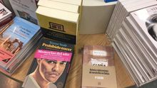 Dos ejemplares de 'Fariña' aún disponibles en La Casa del Libro de la Gran Vía de Madrid.