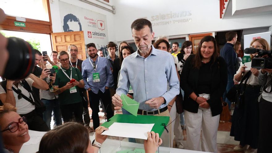 El candidato de Por Andalucía, Antonio Maíllo, vota en el Colegio Salesiano Santísima Trinidad de Sevilla.