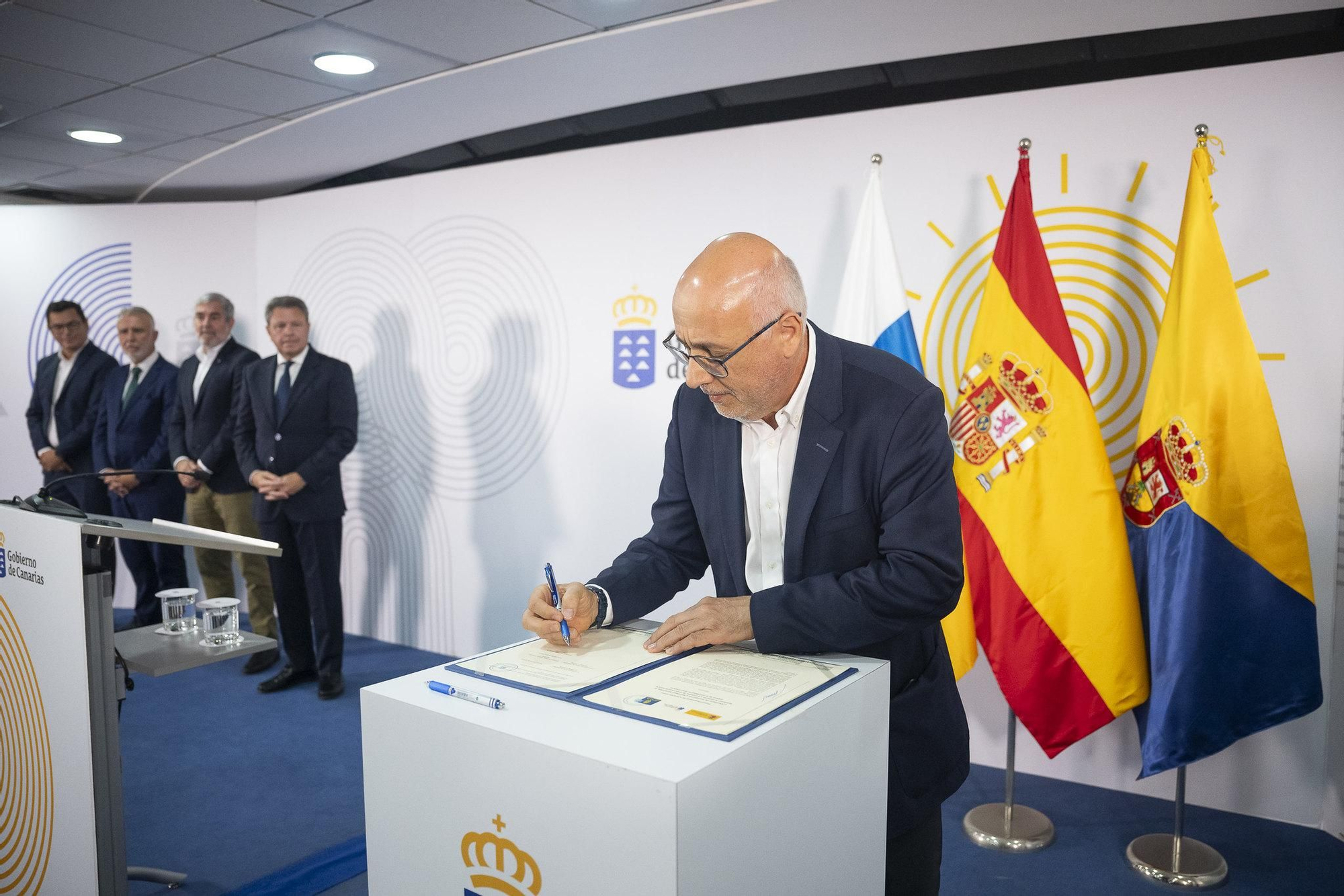El presidente de Gran Canaria, Antonio Morales, en el momento de la firma del convenio en el que el Estado se compromete a participar en la construcción del futuro tren de la isla.