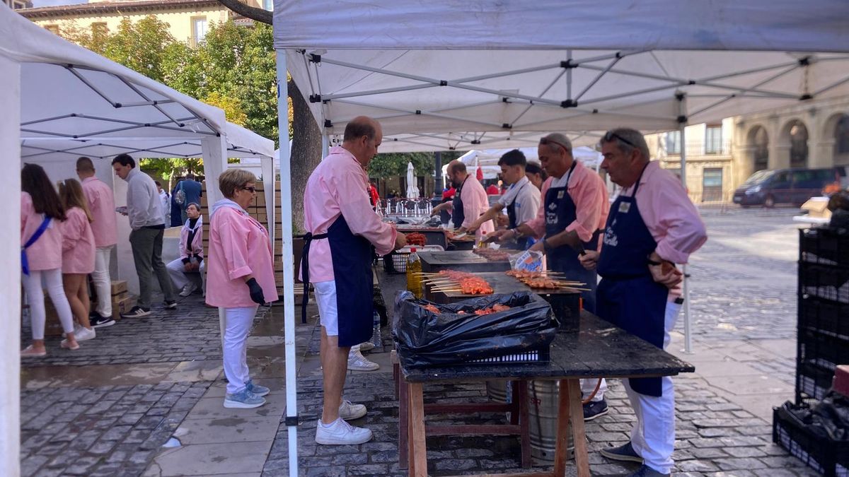 Peñistas de la Peña Áster de Logroño con los pinchos morunos en la plancha
