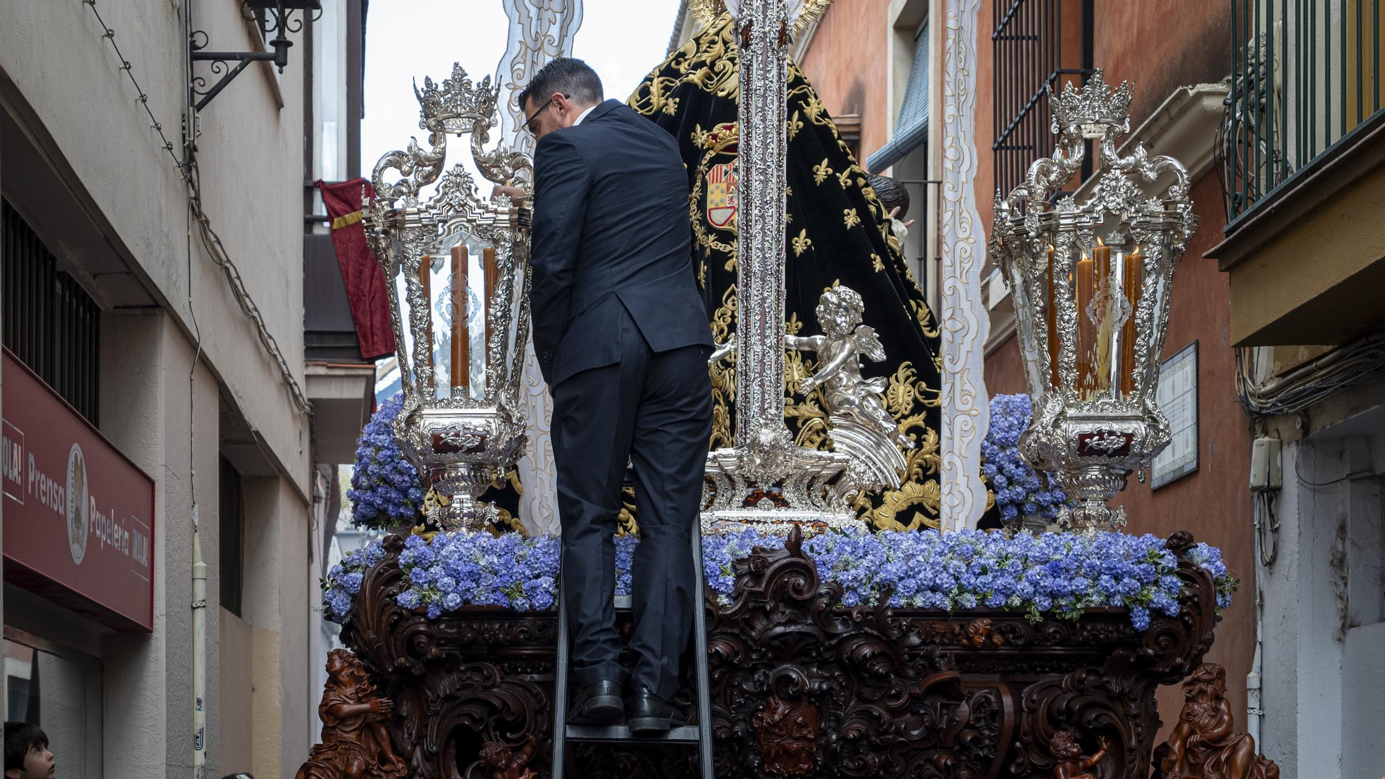 Llegó la hora de encender los faroles de la Piedad de los Servitas