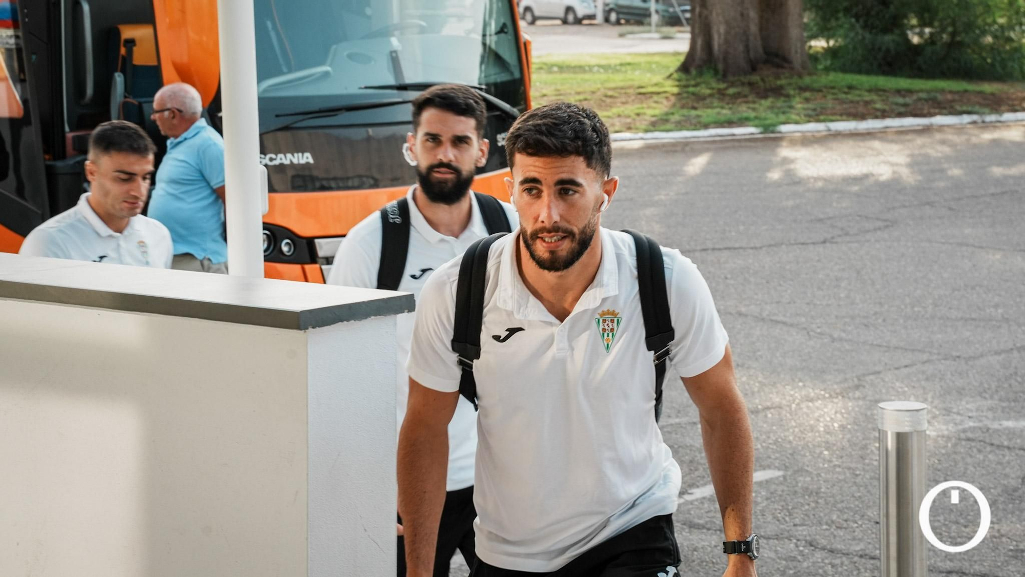 El Córdoba CF ya viaja en avión camino a Gijón