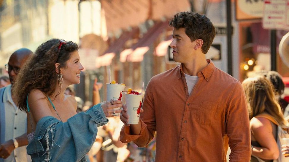 Se ha rodado en España y es la comedia romántica del momento en Netflix: las localizaciones de ‘Gente que conocemos en vacaciones’