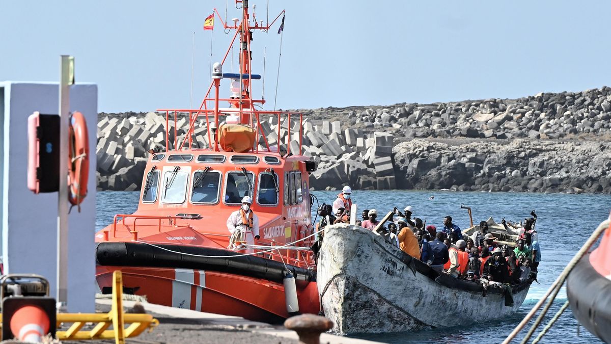 Imagen de archivo de una lancha de Salvamento Marítimo acompañando hasta el puerto de La Restinga, en El Hierro, a un cayuco.