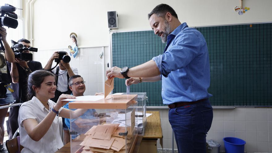 El líder de Vox, Santiago Abascal, ejerce su derecho al voto en el colegio Cristo Rey en Madrid, este domingo. EFE/ Rodrigo Jiménez