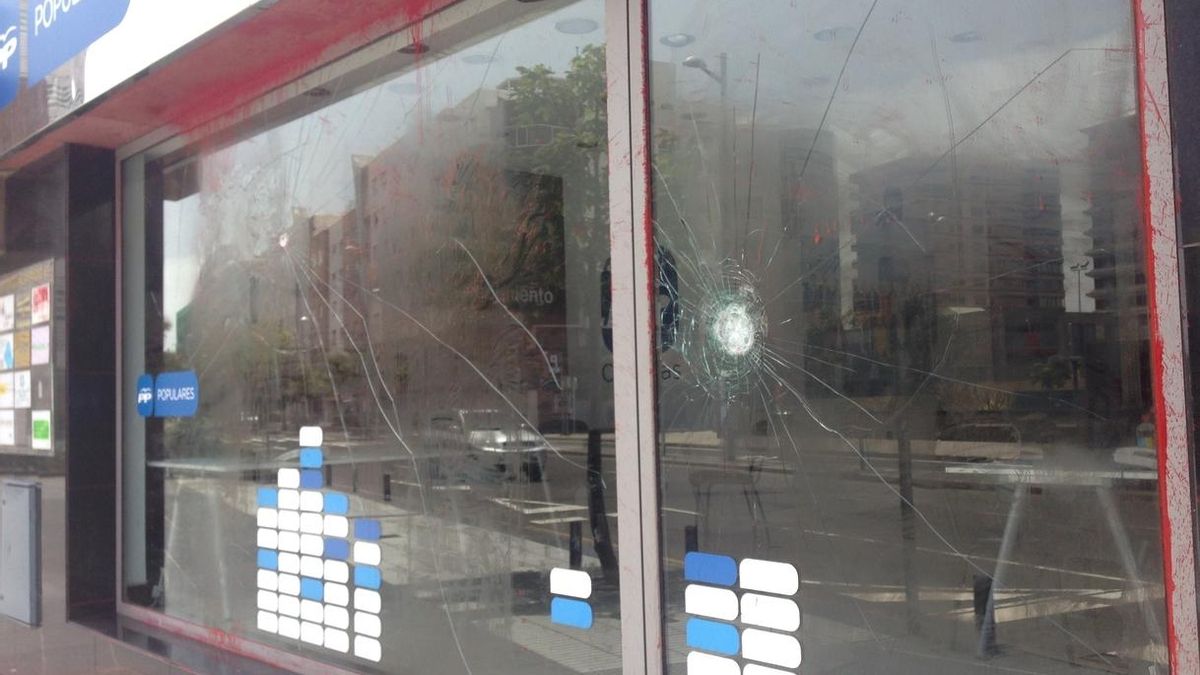 La sede del PP en Las Palmas amanece con pintadas y pedradas