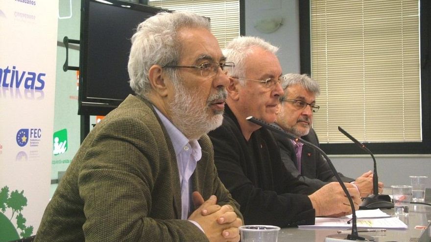 Archivo - El cabeza de lista de la candidatura 'La Izquierda necesaria' a la Asamblea Federal de IU, José Antonio García Rubio, en una imagen de archivo junto al excoordinador federal de l formación Cayo Lara.