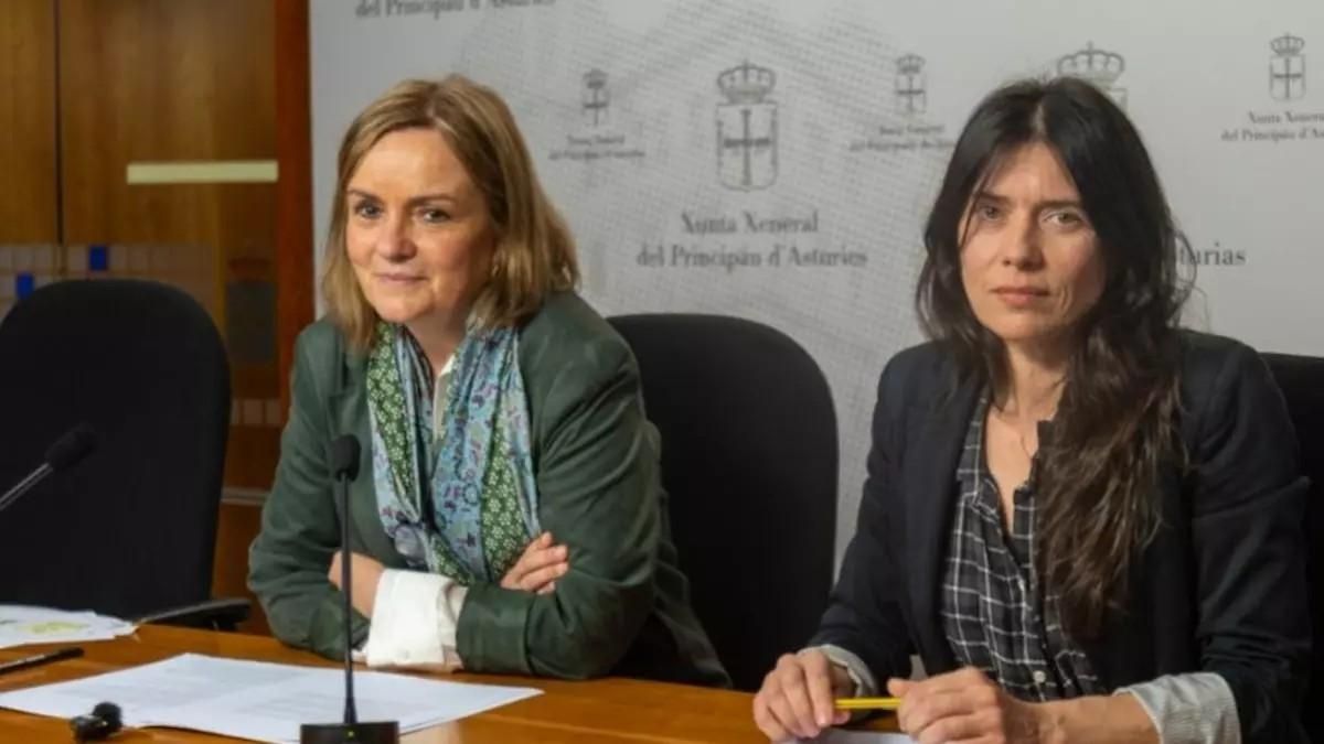 Covadonga Tomé, a la izquierda, junto a Laura Tuero, el pasado 21 de abril, durante la presentación del borrador del dictamen de la comisión de investigación.