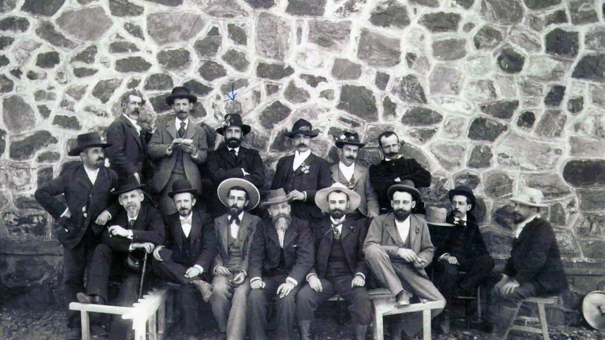 Grupo de eclipsófilos. Señalado con una flecha  y con unas flores prendidas en el sombrero, el catedrático Julián Besteiro