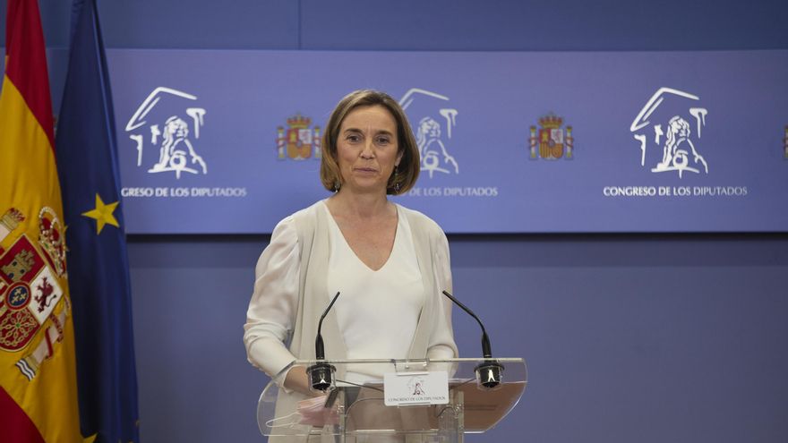 La portavoz del Grupo Parlamentario Popular en el Congreso, Cuca Gamarra, interviene en una rueda de prensa.