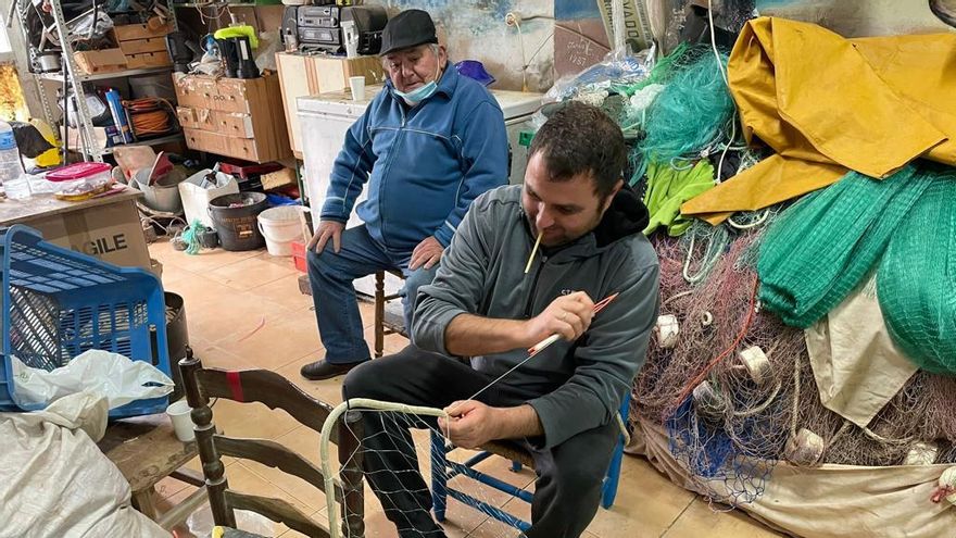 Santiago, en la cochera remendando las redes