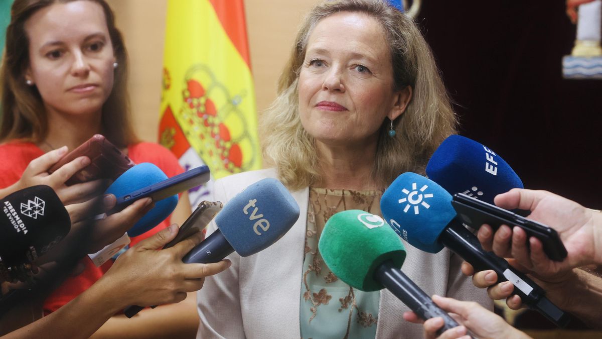 La vicepresidenta y ministra de Economía en funciones, Nadia Calviño, este sábado en declaraciones a los medios en Cádiz.