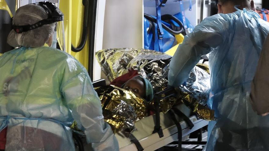 Seis menores de edad, de los nueve que llegaron este martes, fueron trasladados al Materno Infantil de Las Palmas de Gran Canaria