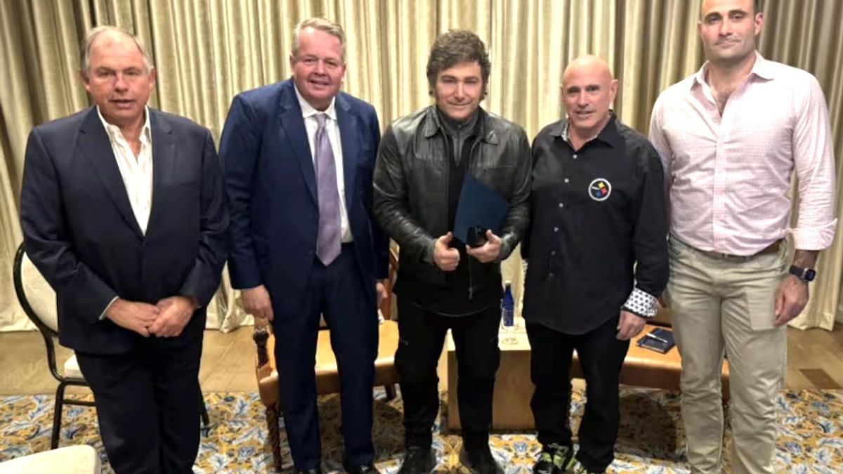 Javier Milei, junto al canciller Gerardo Werthein, el asesor trumpista Barry Bennett y los inversores Rob Citrone y Matt Dell Orfano.