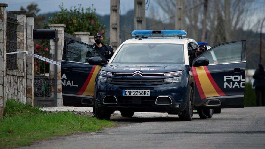 Efectivos de la policía nacional en el lugar en donde se ha producido el suceso. EFE/ Brais Lorenzo