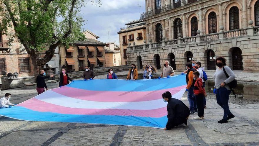 La bandera trans hace escala en Toledo en su recorrido por todo el país para defender la autodeterminación de género