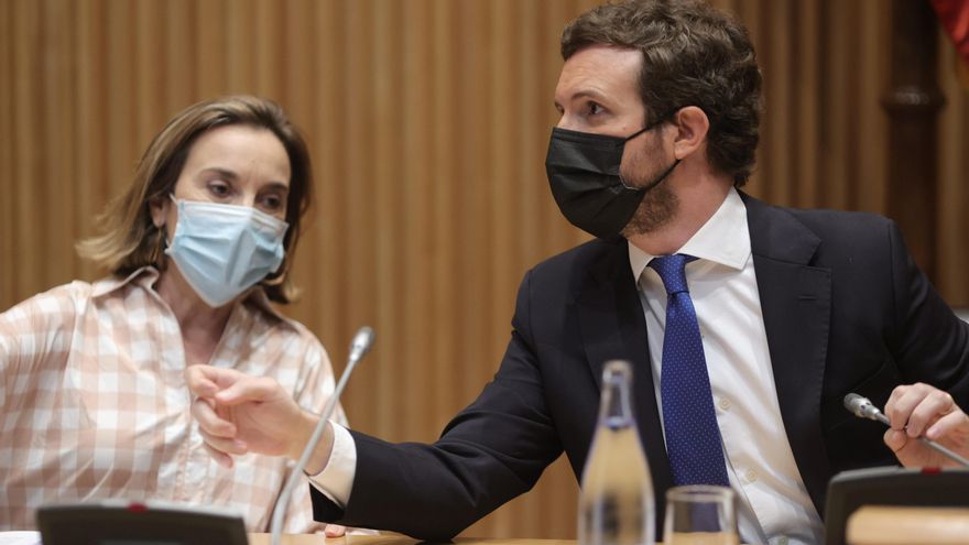 La portavoz del PP en el Congreso de los Diputados, Cuca Gamarra y el presidente de PP, Pablo Casado, durante la reunión de la plenaria conjunta del Grupo Popular. En la Sala Ernest Lluch del Congreso de los Diputados, a 21 de junio de 2021.