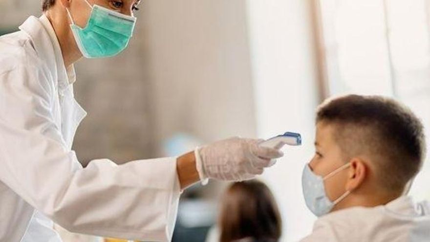 La falta de enfermeras escolares en Madrid deja a niños desatendidos y familias obligadas a cubrir su atención sanitaria
