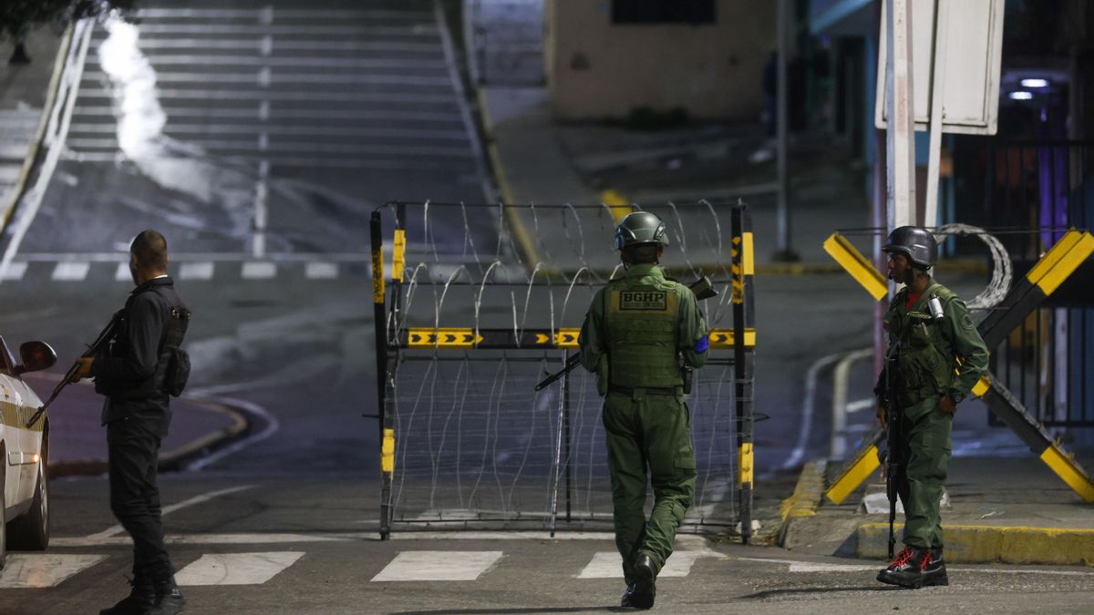 Militares custodian las inmediaciones del Palacio Presidencial de Miraflores tras varias detonaciones