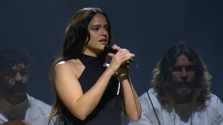 Rosalía apareció por sorpresa en un concierto por Palestina en Barcelona: “Es un honor estar en este escenario”