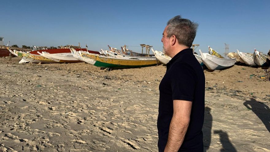 El presidente del Gobierno de Canarias, Fernando Clavijo, en la costa de Mauritania