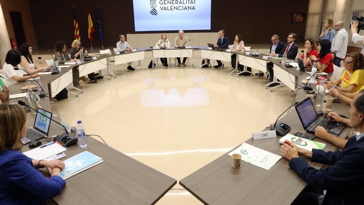 El Consell mira d'aprofitar el desgast de set dies de vaga per imposar la seua proposta a la baixa per als docents