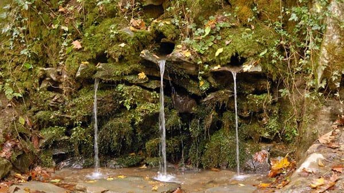 La famosa fuente de tres caños ofrece incesantemente un agua fresca a la que la tradición atribuye propiedades curativas
